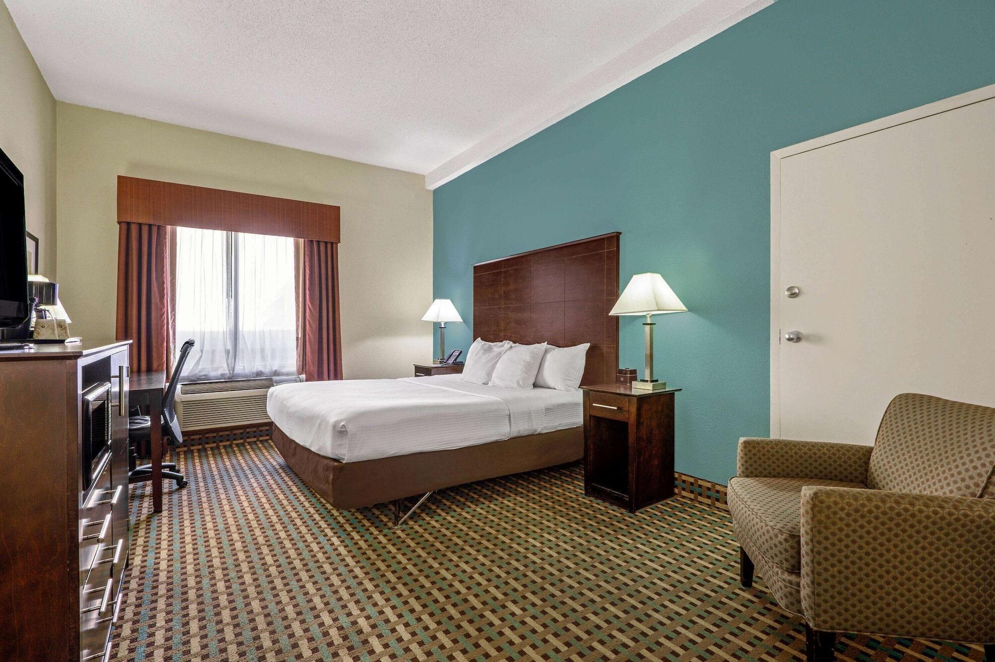 La Quinta Inn By Wyndham Columbia Se Fort Jackson Exterior foto