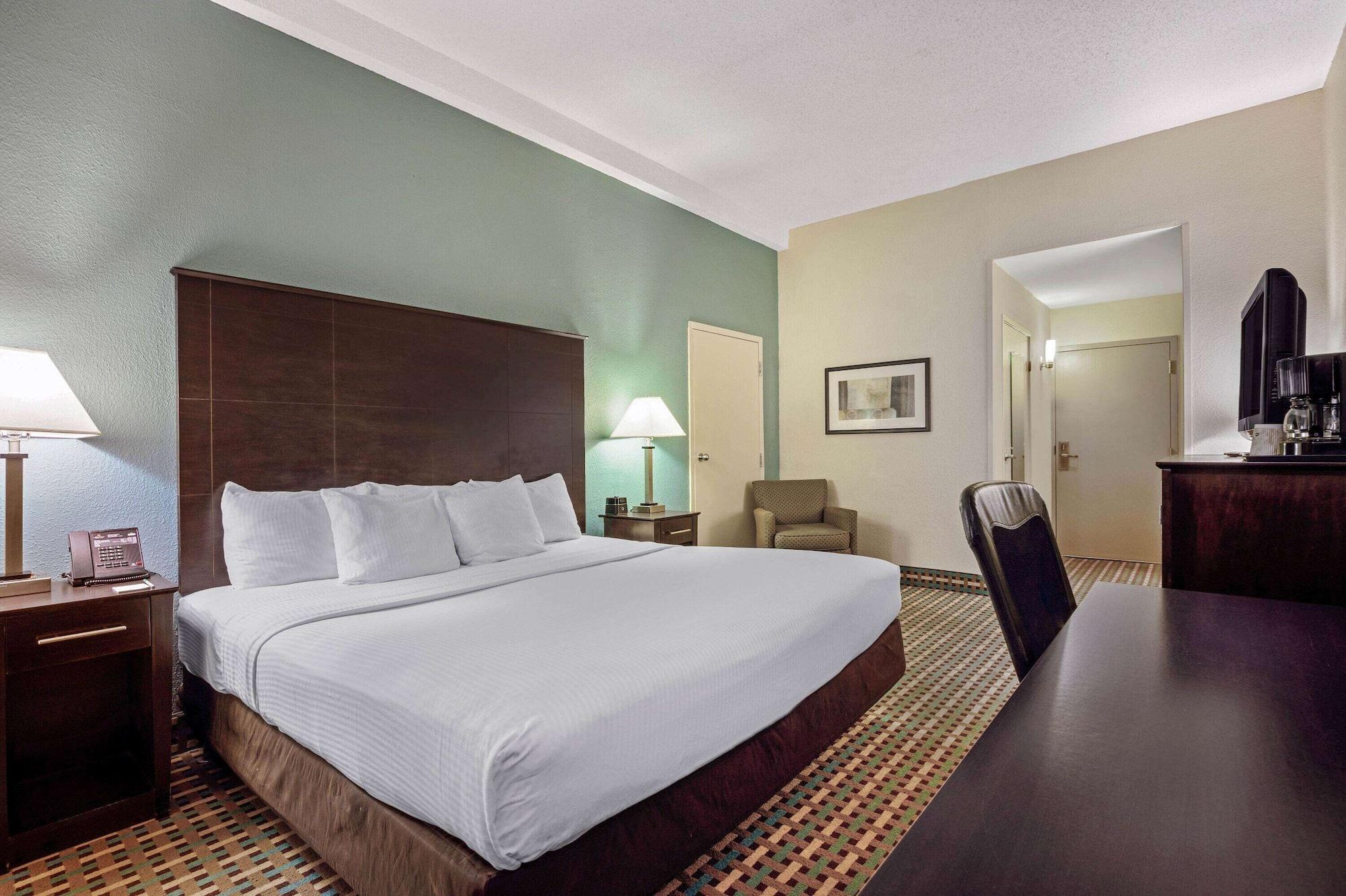 La Quinta Inn By Wyndham Columbia Se Fort Jackson Exterior foto