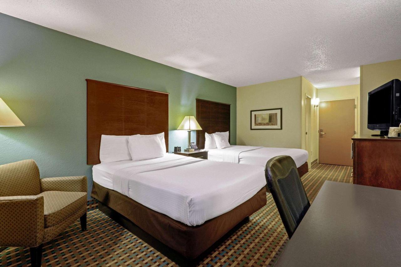 La Quinta Inn By Wyndham Columbia Se Fort Jackson Exterior foto