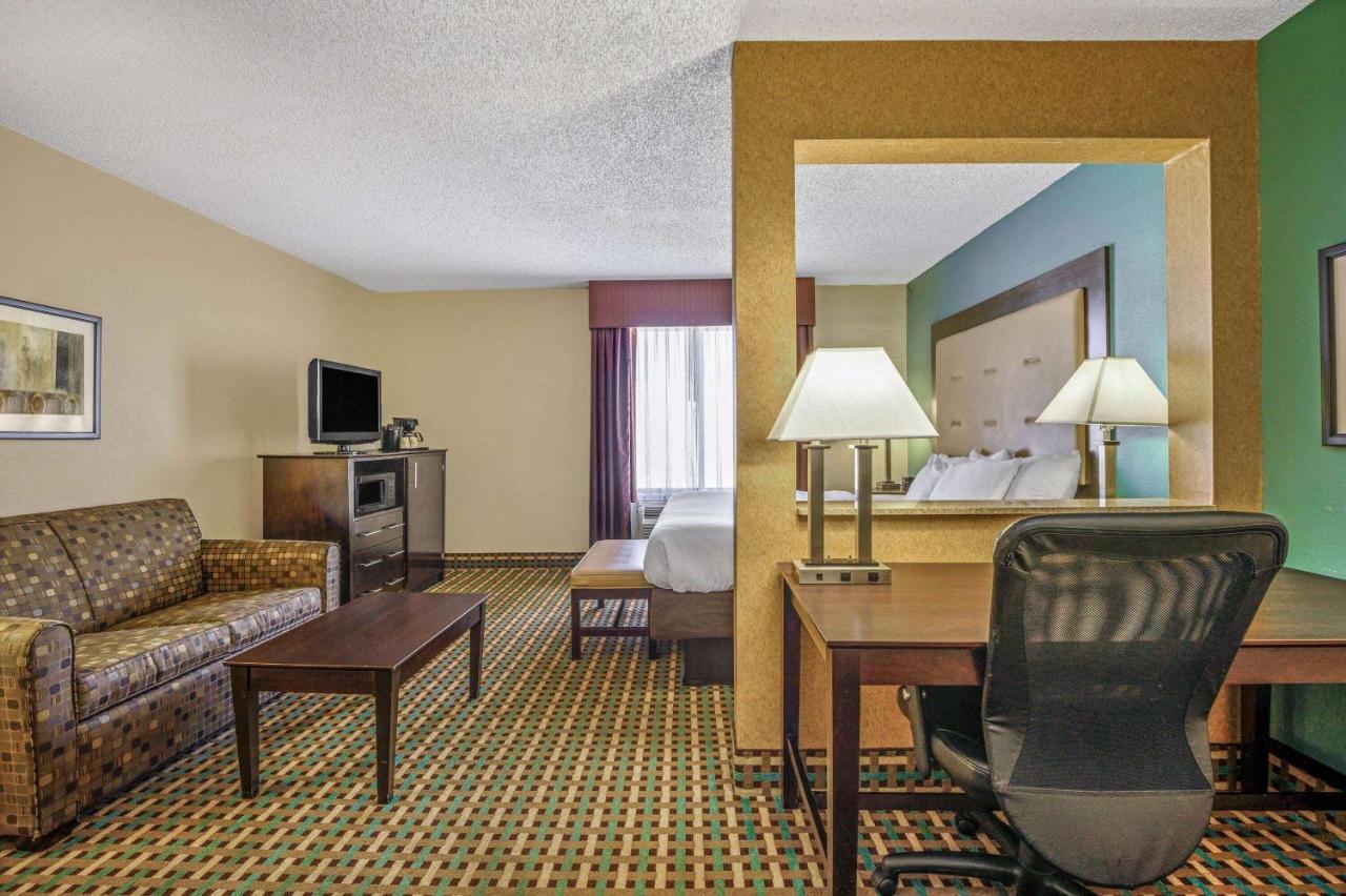 La Quinta Inn By Wyndham Columbia Se Fort Jackson Exterior foto