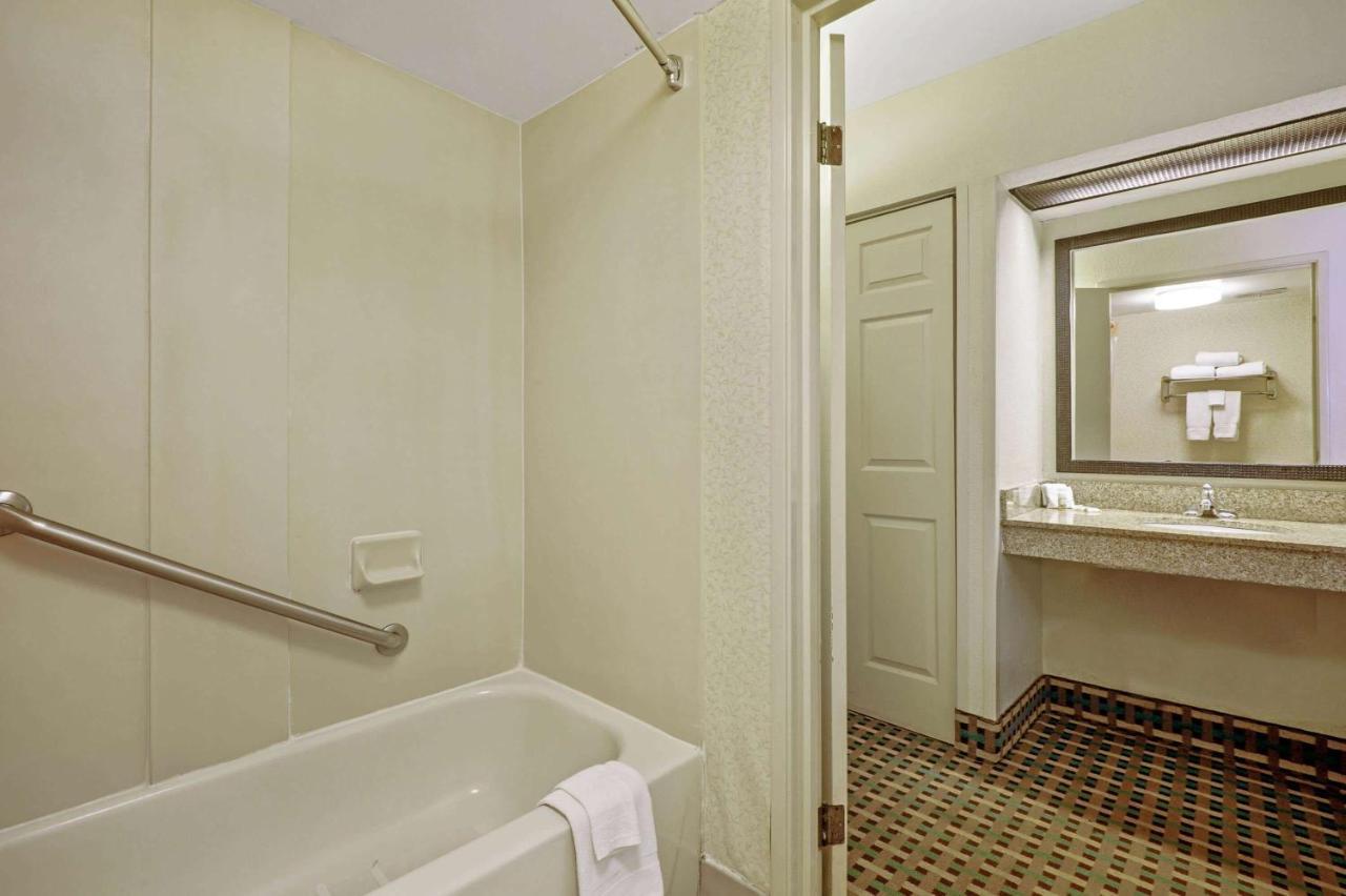 La Quinta Inn By Wyndham Columbia Se Fort Jackson Exterior foto