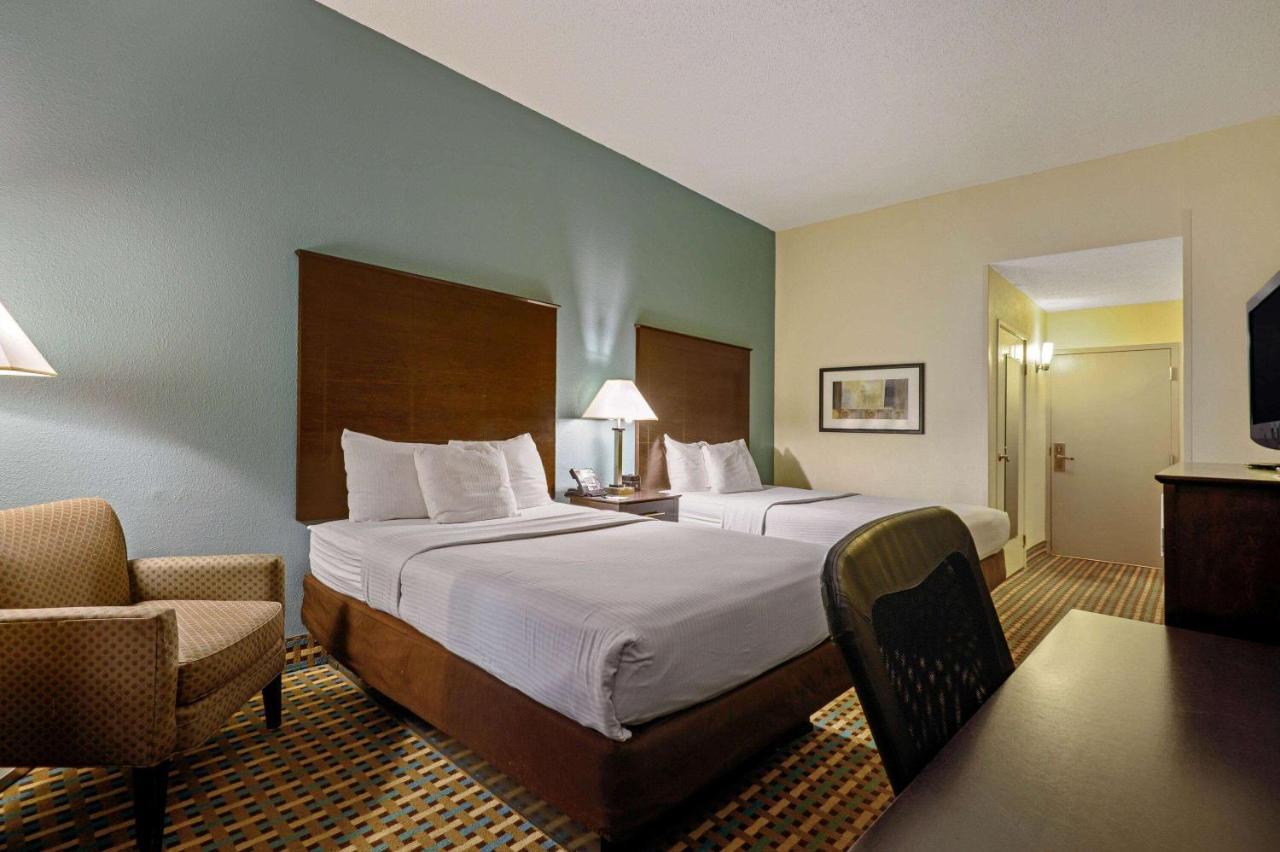 La Quinta Inn By Wyndham Columbia Se Fort Jackson Exterior foto